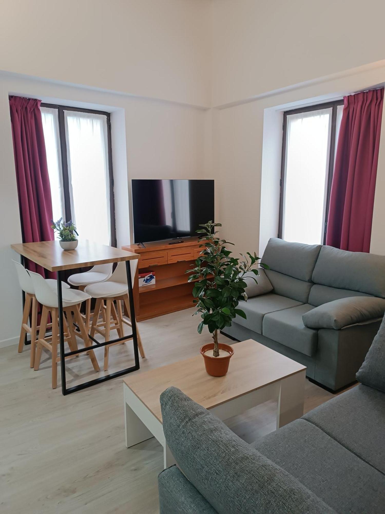 Apartamentos Turisticos Avila Puerta De Los Leales 1-2 Eksteriør billede