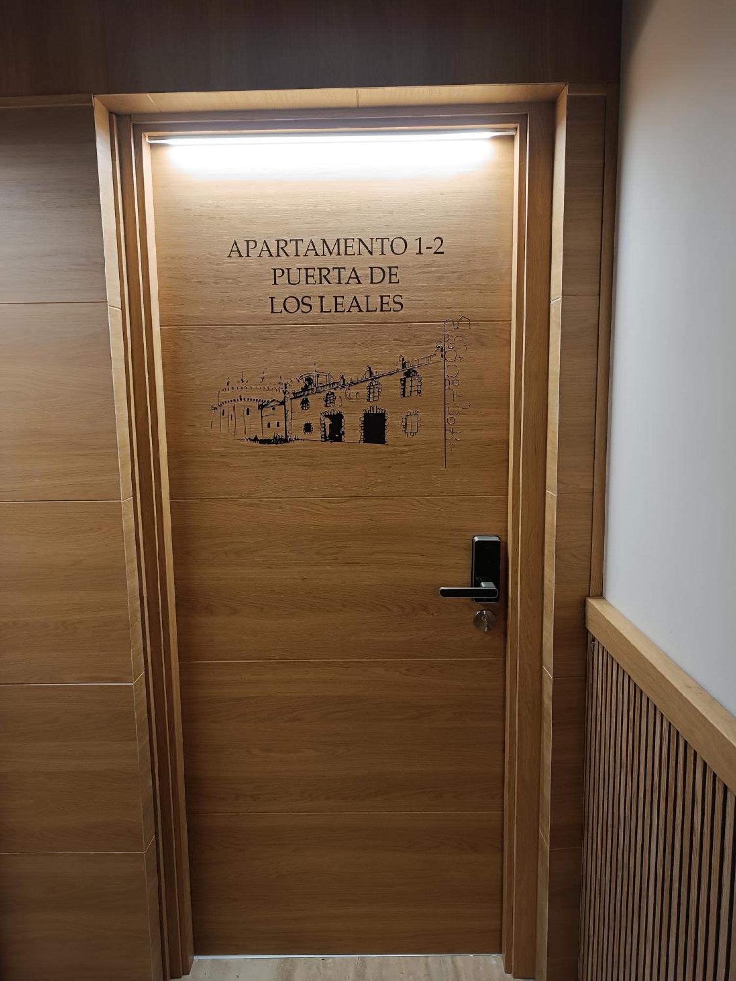 Apartamentos Turisticos Avila Puerta De Los Leales 1-2 Eksteriør billede